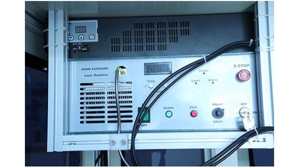小型全自動點(diǎn)膠機(jī)