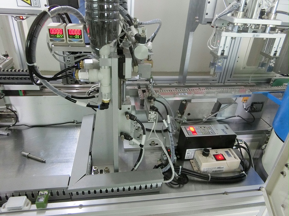 導(dǎo)電扣灌膠擺盤一體機(jī)