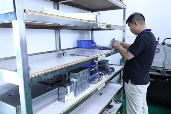 自動點(diǎn)膠機(jī)廠家