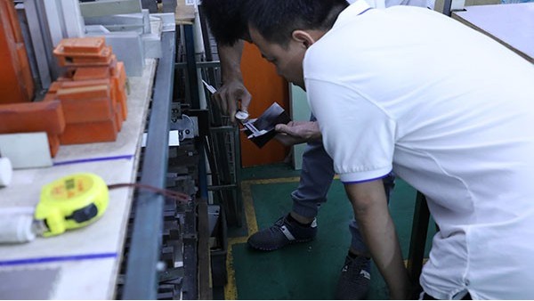 全自動點膠機生產(chǎn)