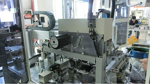 大型自動點(diǎn)膠機(jī)