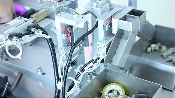 全自動(dòng)點(diǎn)膠機(jī)廠家