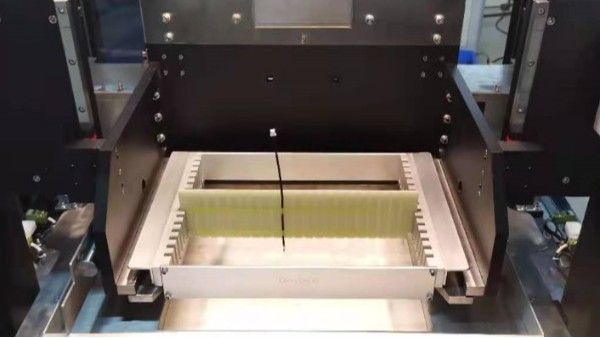 點(diǎn)膠機(jī)和包膠機(jī)的區(qū)別-設(shè)備出貨現(xiàn)場(chǎng)