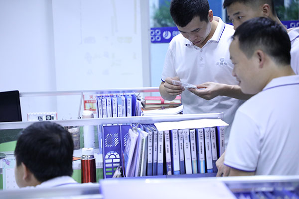 深圳五軸點(diǎn)膠機(jī)廠家