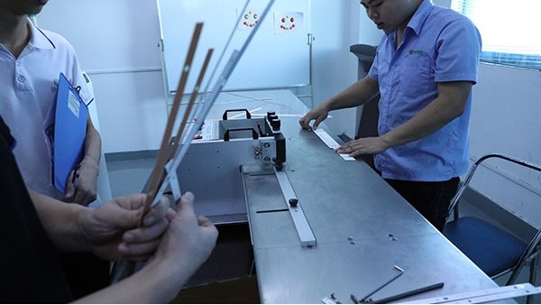 熱熔膠自動(dòng)視覺(jué)點(diǎn)膠機(jī)