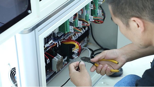 深圳半自動(dòng)點(diǎn)膠機(jī)