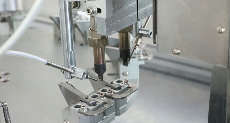 全自動(dòng)焊錫機(jī)焊錫圖片