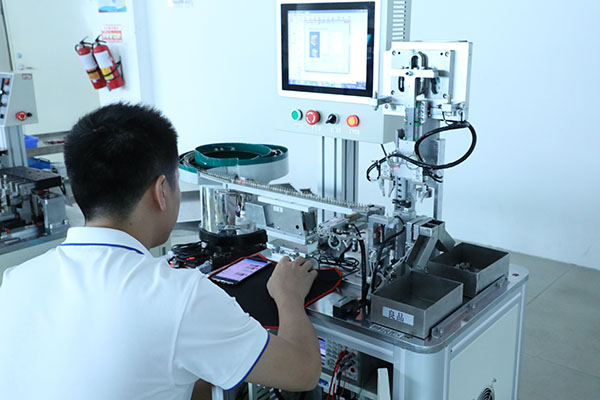 高精度全自動(dòng)點(diǎn)膠機(jī)廠家