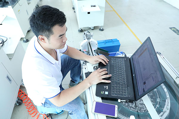 全自動(dòng)點(diǎn)膠機(jī)公司調(diào)試