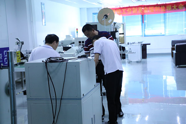 4頭臺(tái)式自動(dòng)點(diǎn)膠機(jī)廠家