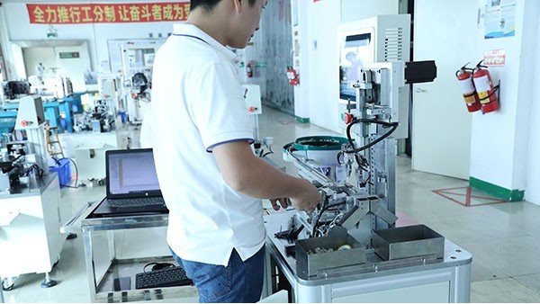 精密點(diǎn)膠機(jī)