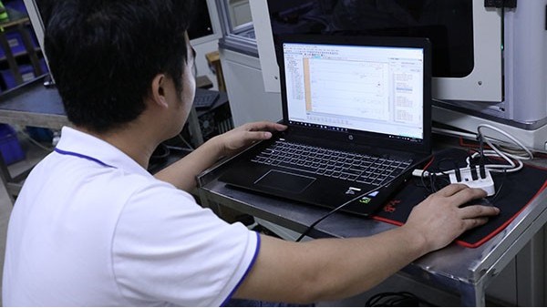 四軸桌面點(diǎn)膠機(jī)在網(wǎng)上銷售有什么好處？