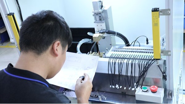 自動點(diǎn)膠機(jī)