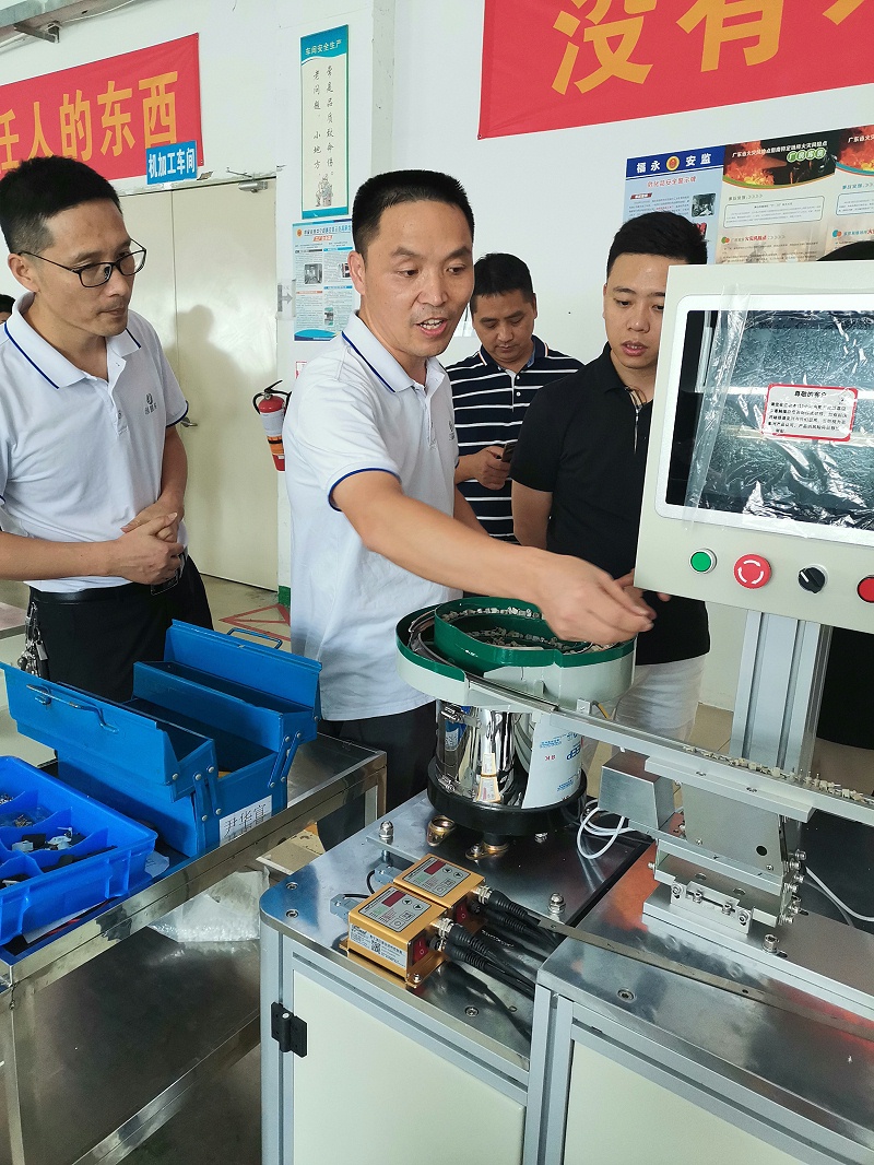 青島點(diǎn)膠機(jī)客戶